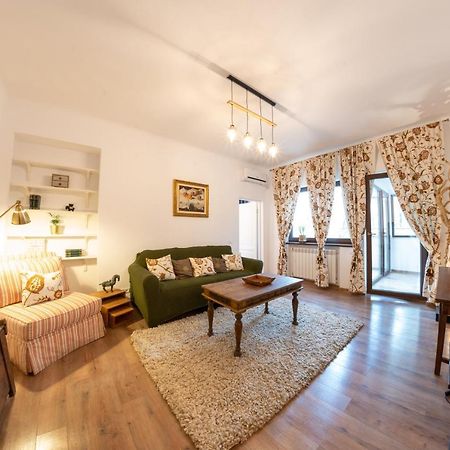 Theatre Rooftop Apartment With Patio بوخارست المظهر الخارجي الصورة