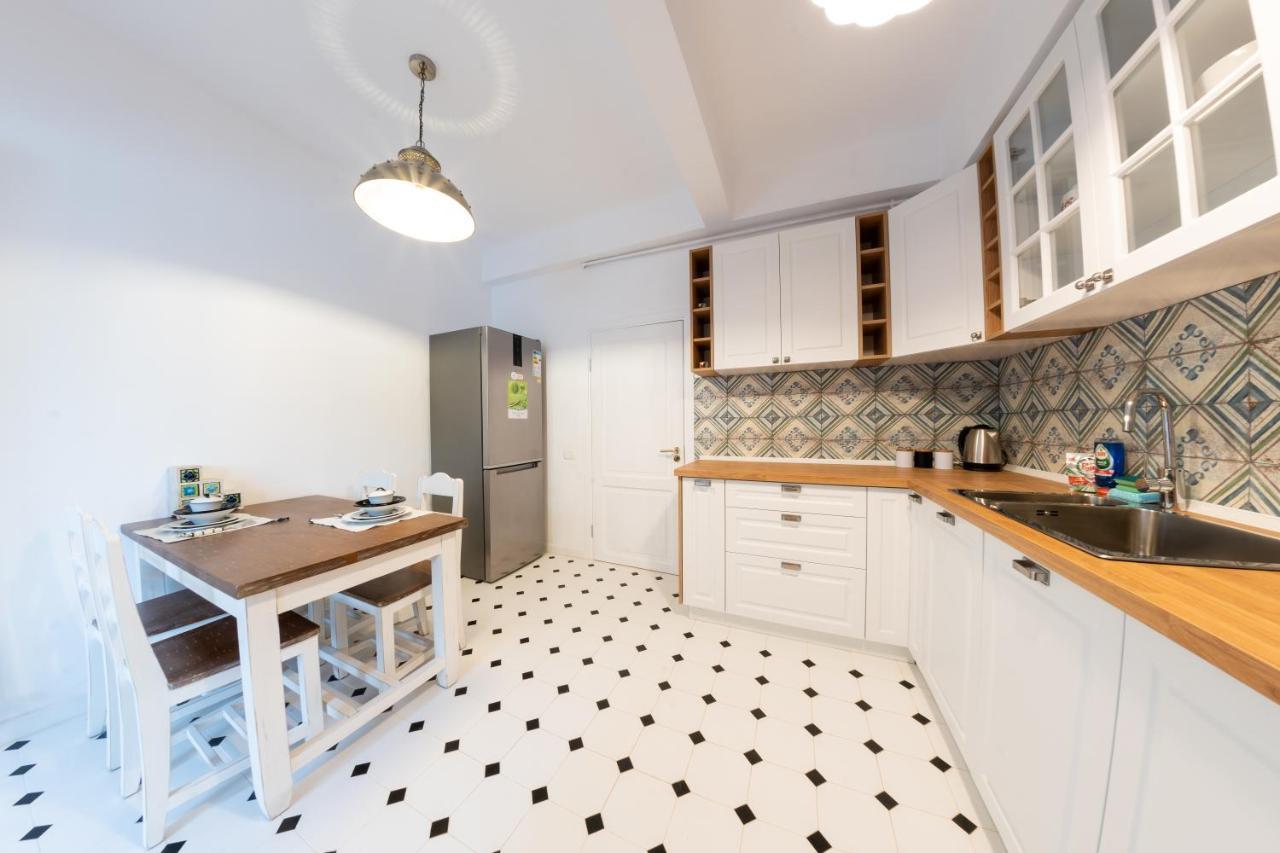 Theatre Rooftop Apartment With Patio بوخارست المظهر الخارجي الصورة