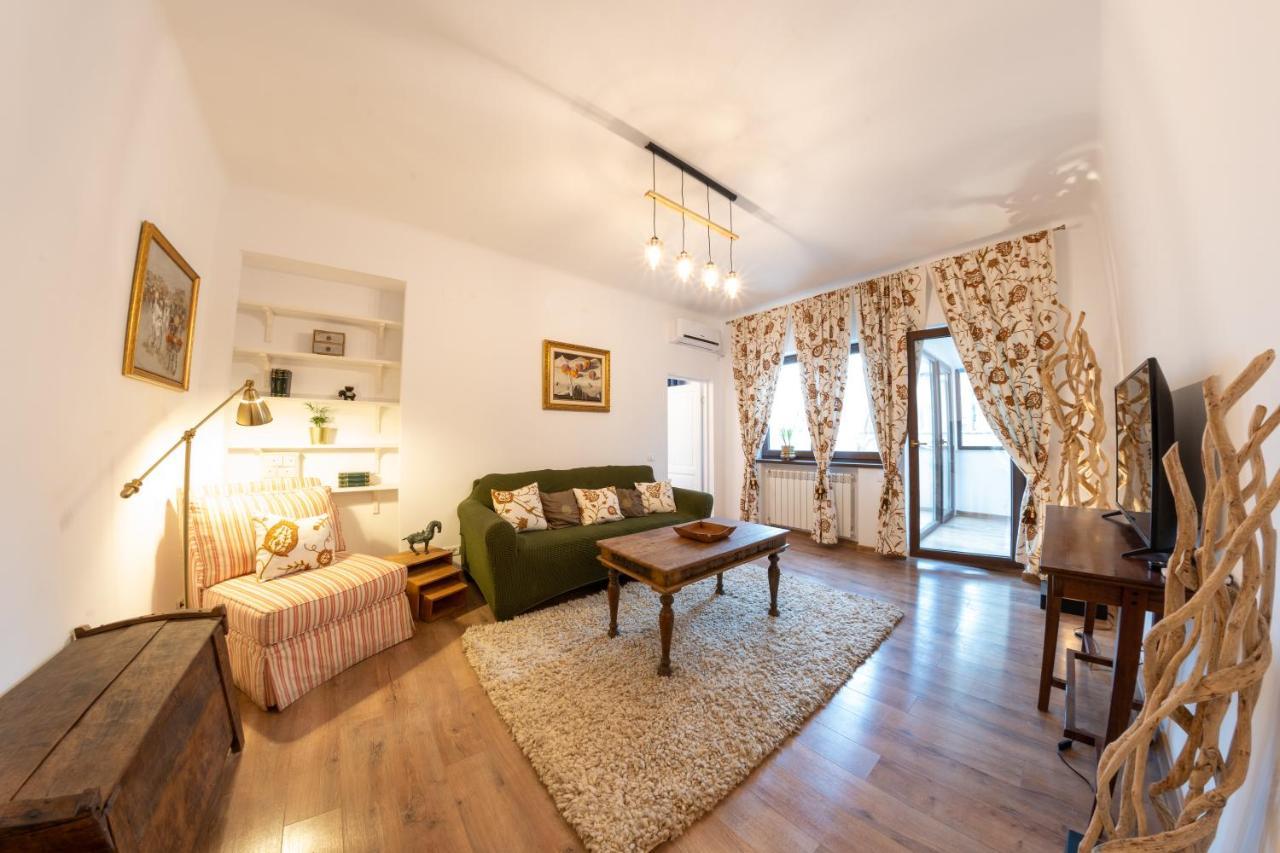 Theatre Rooftop Apartment With Patio بوخارست المظهر الخارجي الصورة