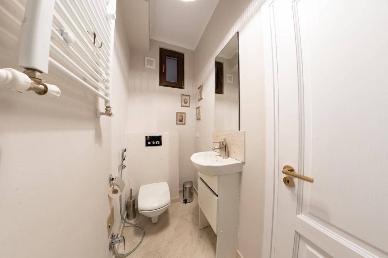 Theatre Rooftop Apartment With Patio بوخارست المظهر الخارجي الصورة